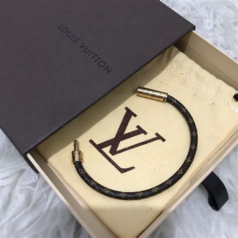 gelang lv wanita